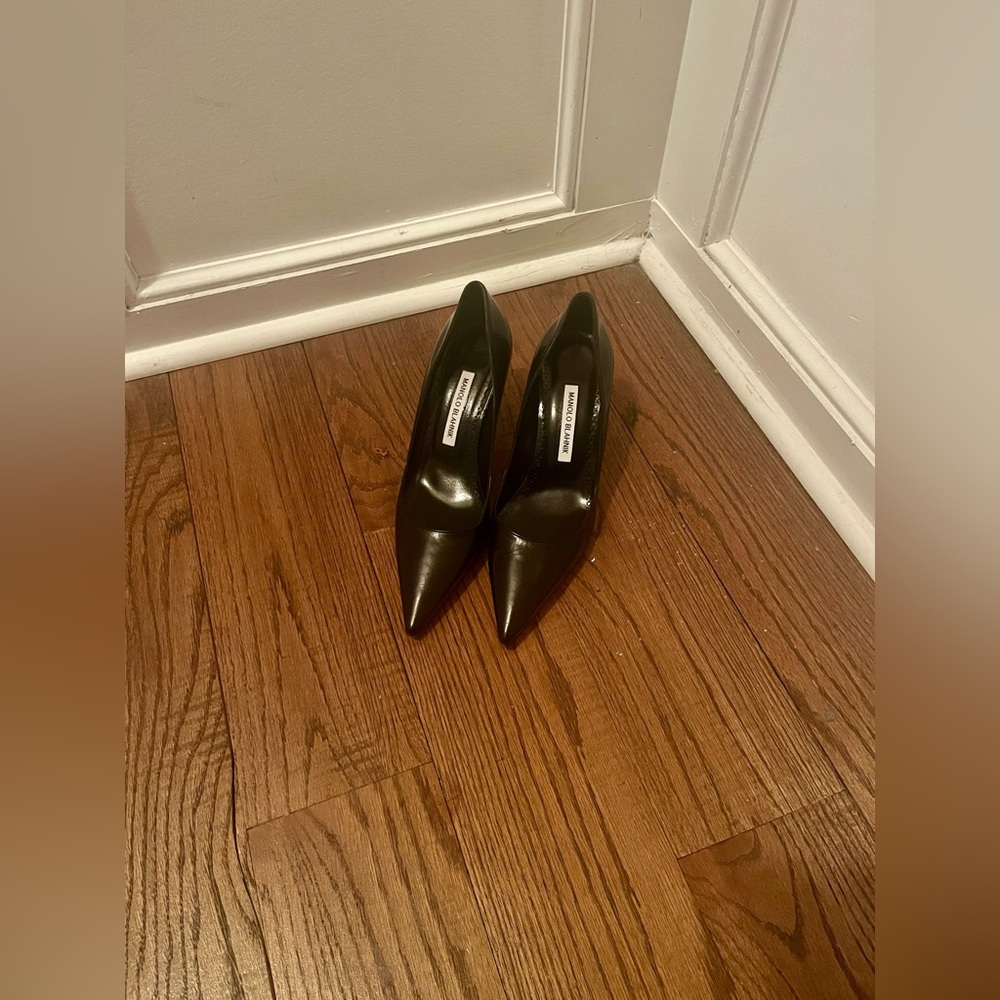 Manolo Blahnik Women’s Black Leather Pump